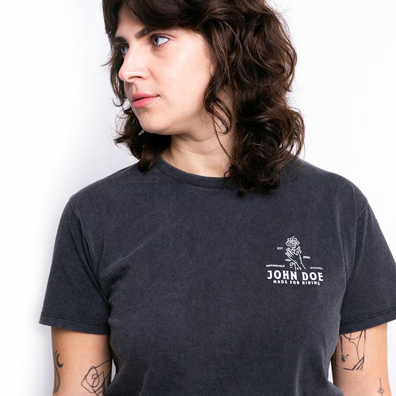 John Doe｜”ローズ” Tシャツ ウーマン｜ブラック｜モデル着用