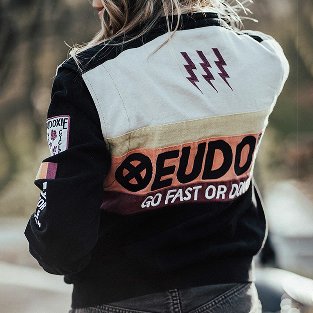 EUDOXIE｜テクニカル レーシング ジャケット｜ファブリック｜ブラック×オレンジ｜モデル着用