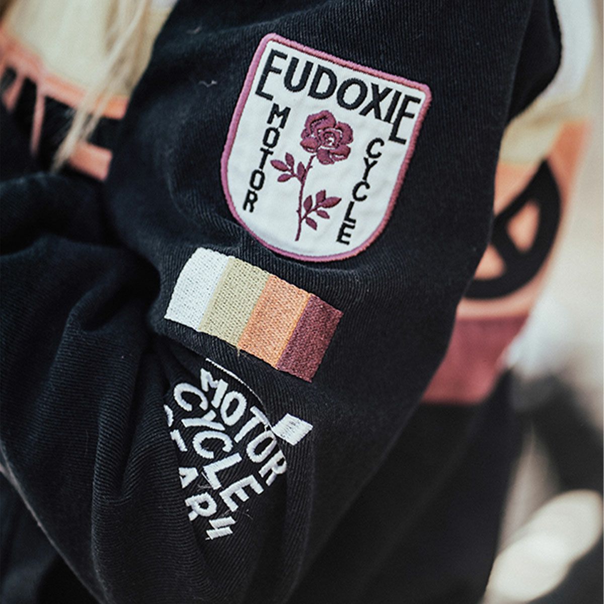 EUDOXIE｜テクニカル レーシング ジャケット｜ファブリック｜ブラック×オレンジ｜モデル着用