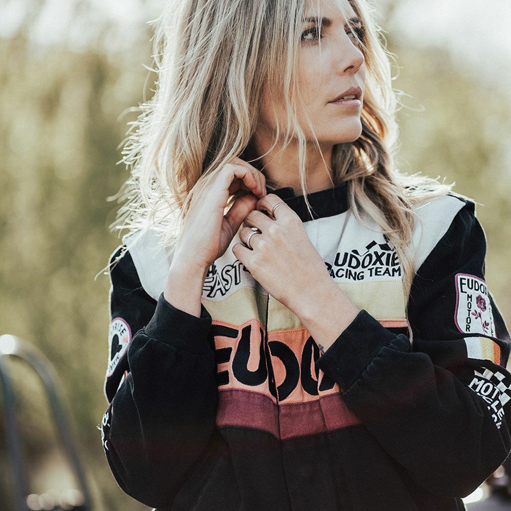 EUDOXIE｜テクニカル レーシング ジャケット｜ファブリック｜ブラック×オレンジ｜モデル着用