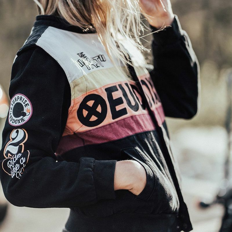 EUDOXIE｜テクニカル レーシング ジャケット｜ファブリック｜ブラック×オレンジ｜モデル着用