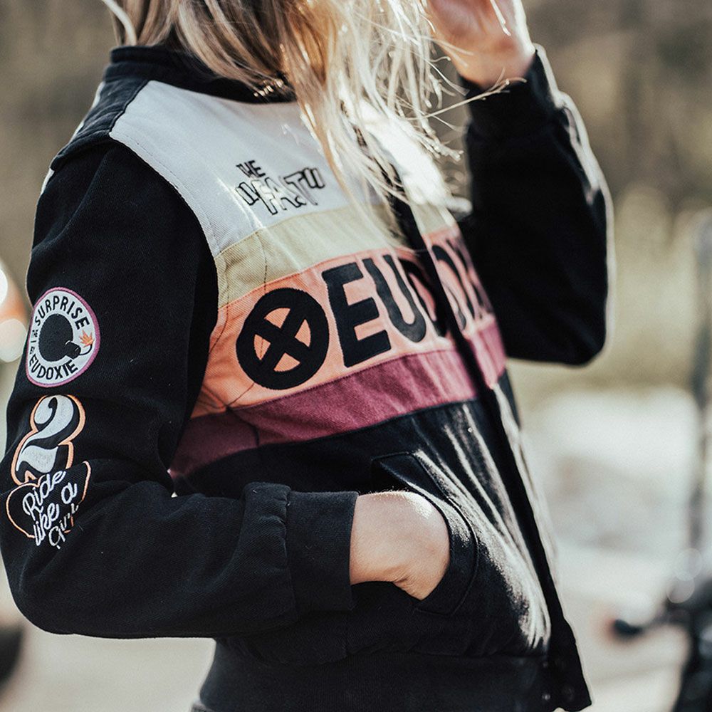 EUDOXIE｜テクニカル レーシング ジャケット｜ファブリック｜ブラック×オレンジ｜モデル着用