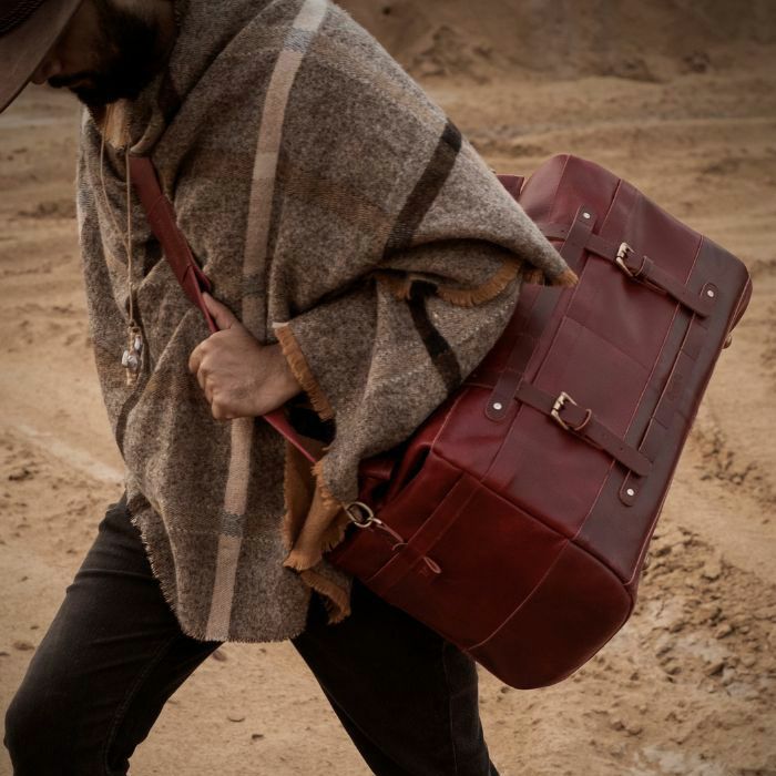 Trip Machine｜アウトロー ダッフル バッグ｜ショルダー｜チェリーレッド｜使用イメージ