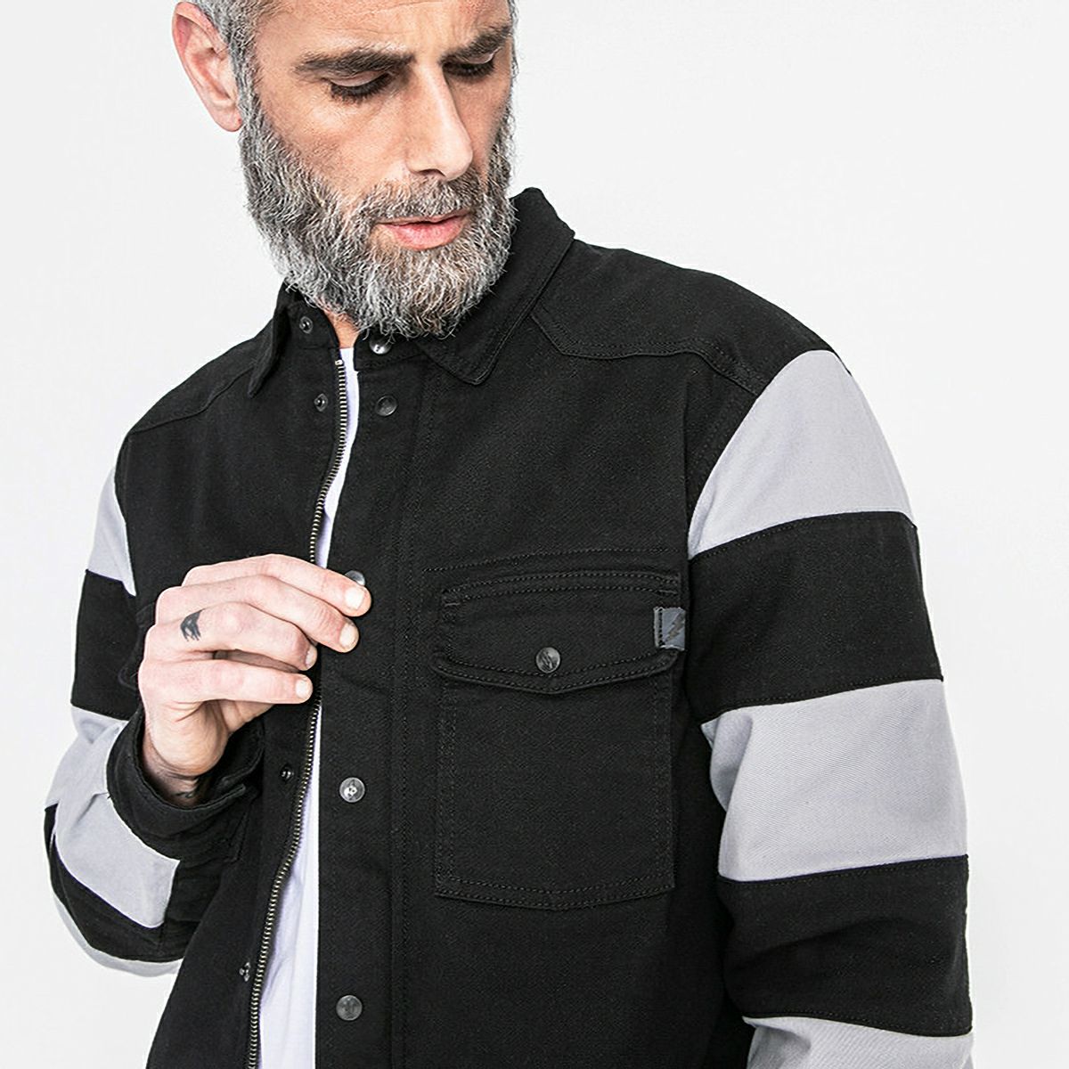 John Doe｜XTM モトシャツ プリズン｜ファブリック｜ブラック×ホワイト｜モデル着用