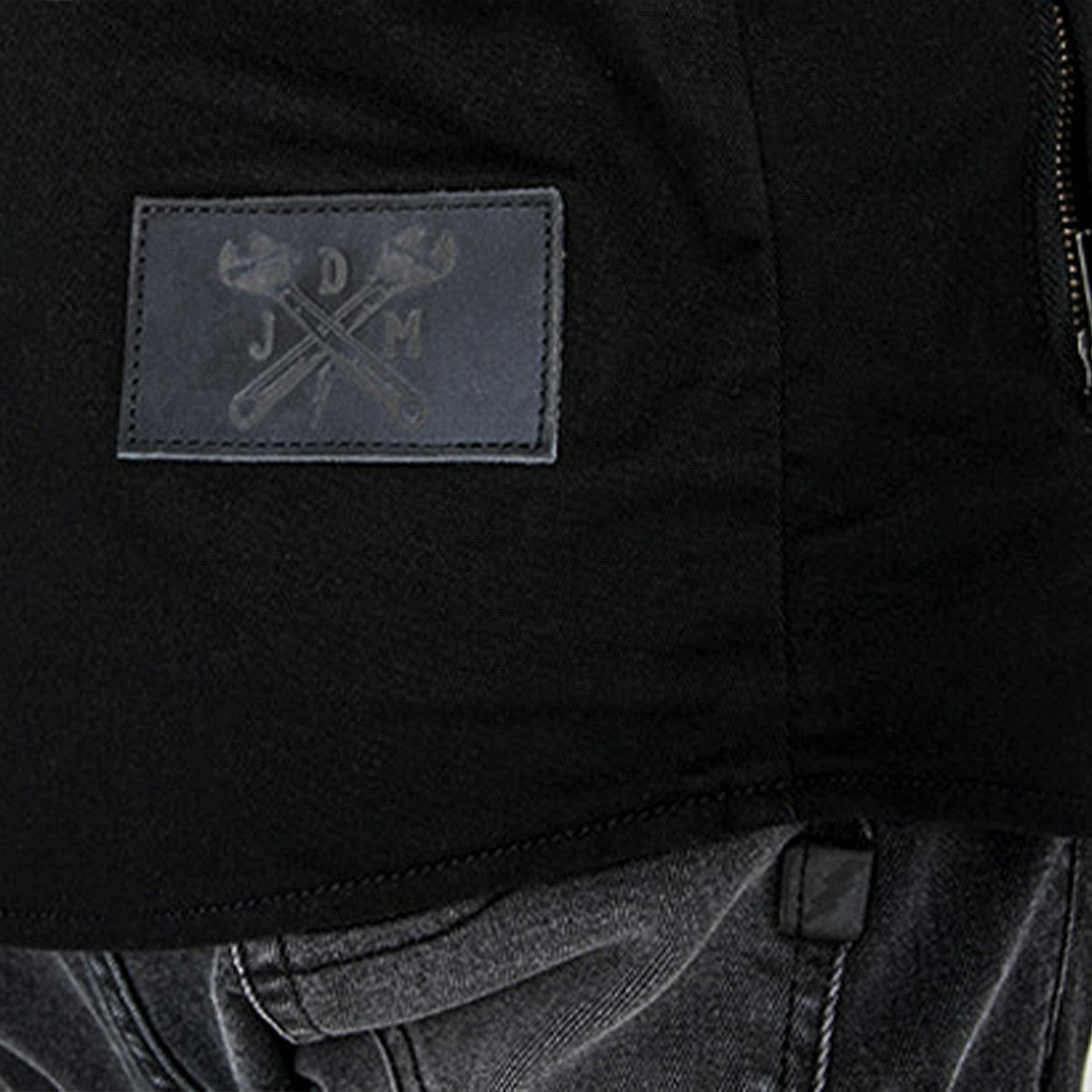 John Doe｜XTM モトシャツ プリズン｜ファブリック｜ブラック×ホワイト｜モデル着用