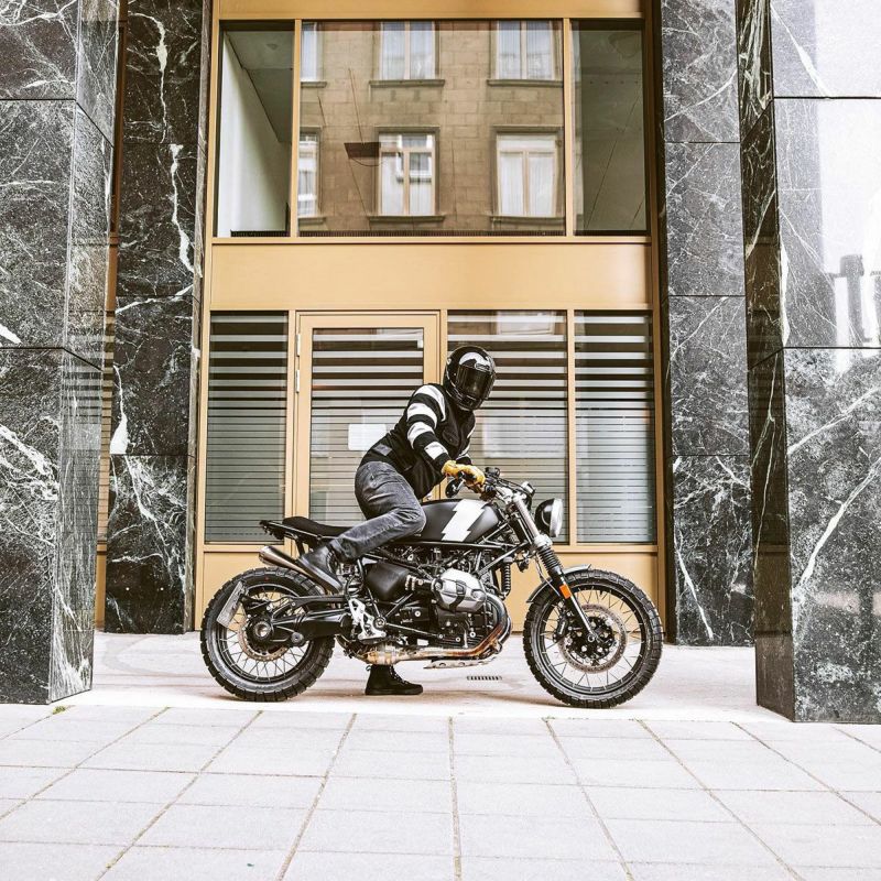 John Doe｜XTM モトシャツ プリズン｜ファブリック｜ブラック×ホワイト｜モデル着用