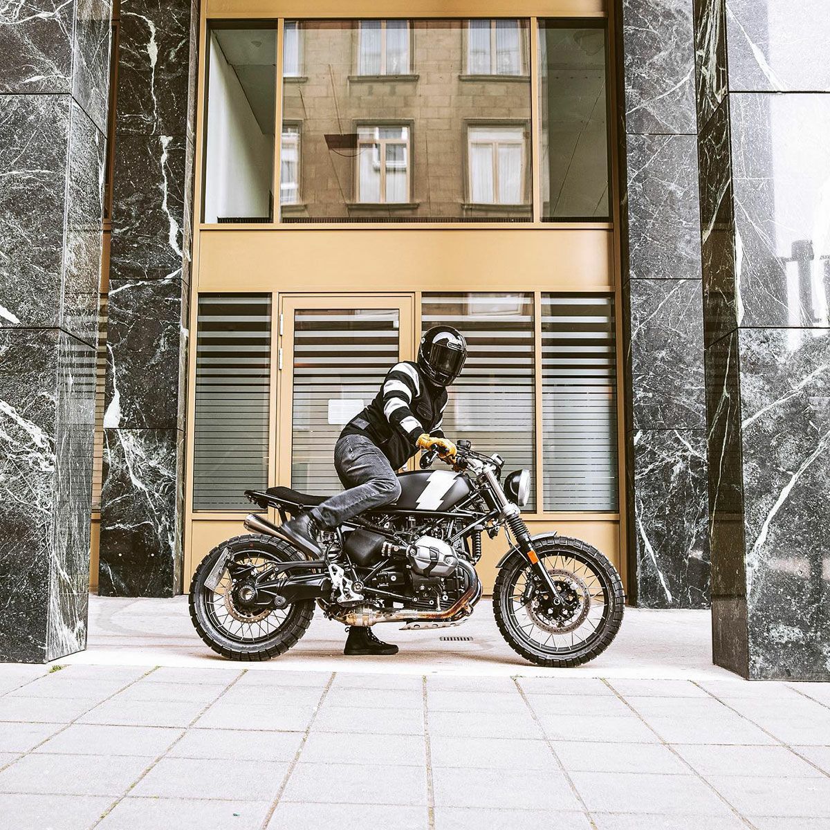 John Doe｜XTM モトシャツ プリズン｜ファブリック｜ブラック×ホワイト｜モデル着用