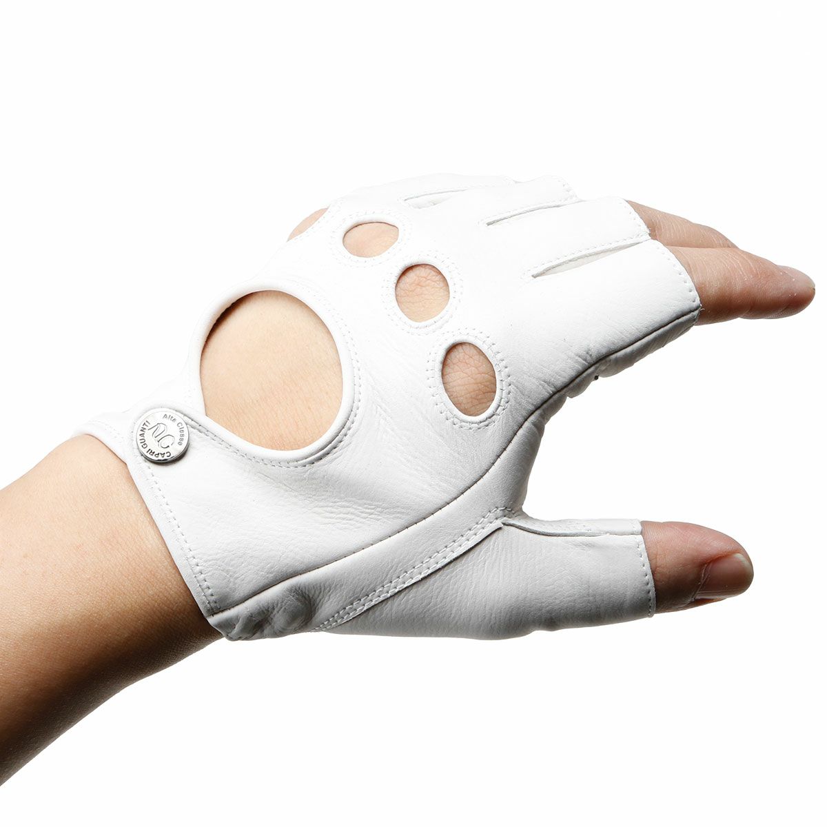 Alta Classe｜カウヌバック ドライビンググローブ｜ハーフ｜ホワイト｜モデル着用