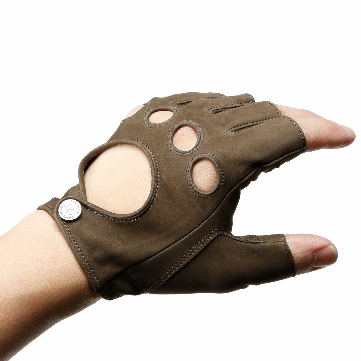 Alta Classe｜カウヌバック ドライビンググローブ｜ハーフ｜カーキ｜モデル着用