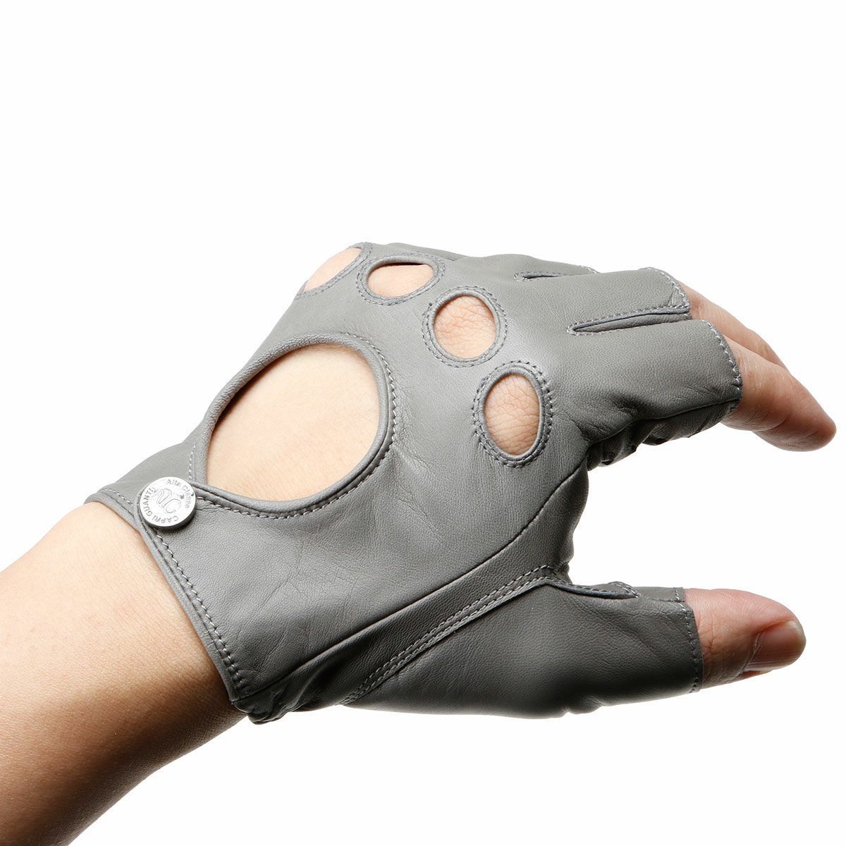 Alta Classe｜キッドレザー ドライビンググローブ｜ハーフ｜グレー｜モデル着用