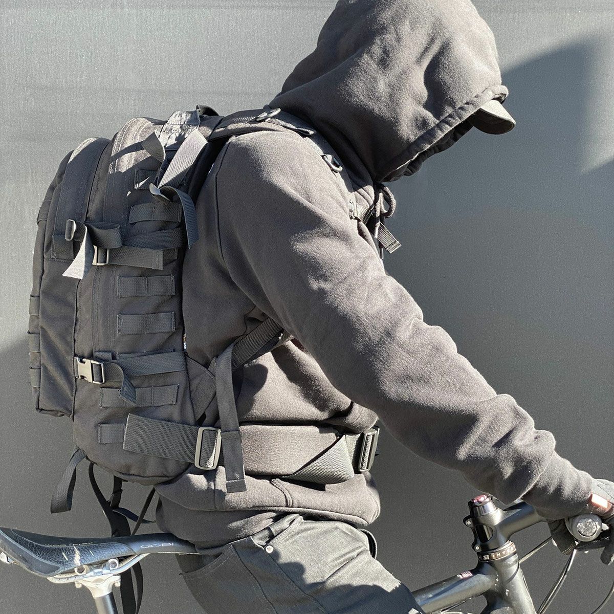 El Solitario｜E.S. タクティカル バックパック｜ブラック｜モデル着用