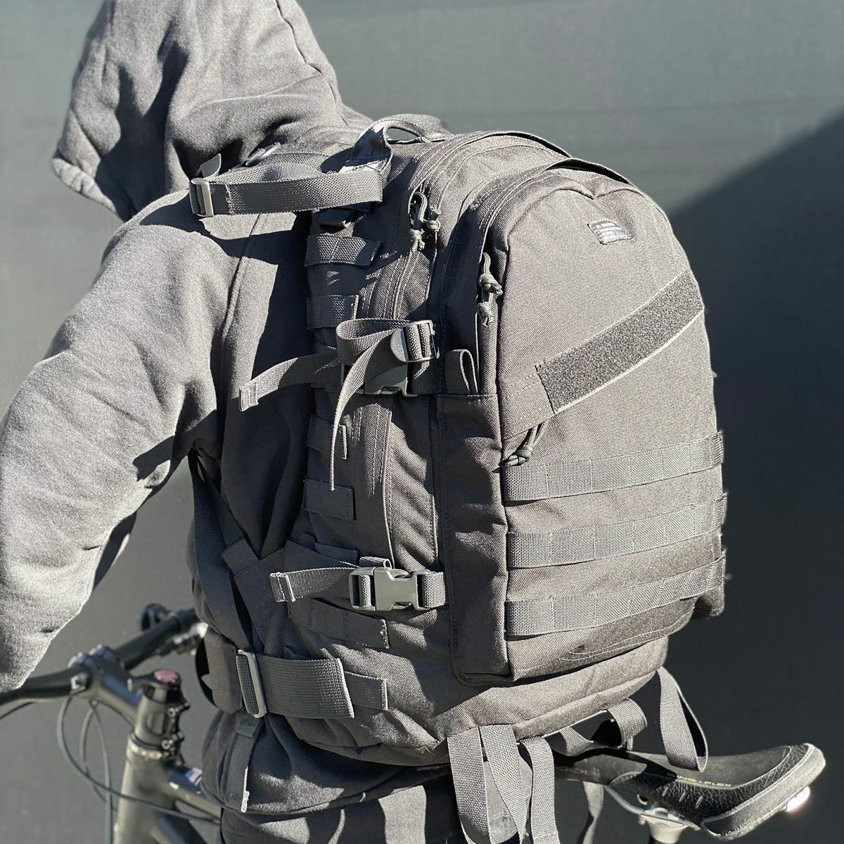 El Solitario｜E.S. タクティカル バックパック｜ブラック｜モデル着用