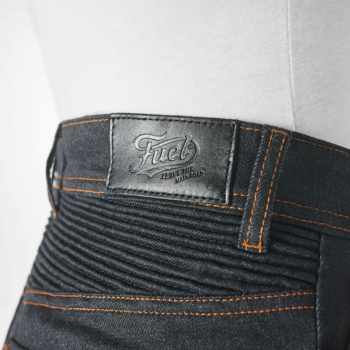 Fuel Motorcycles｜ウーマン サージェント ワックスド｜その他パンツ｜インディゴ｜着用