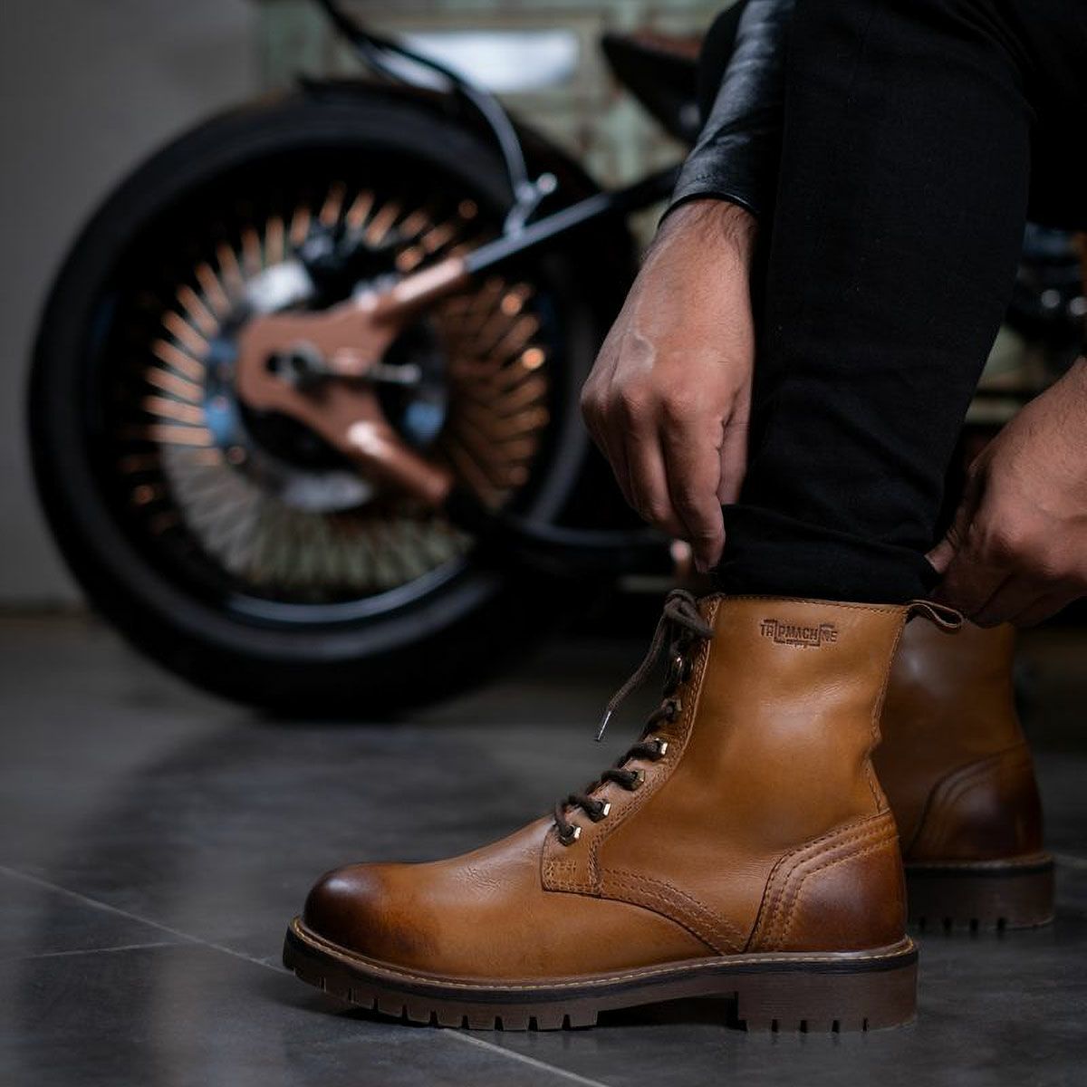 Trip Machine｜ブーツ ダービー｜ブーツタイプ｜ヴィンテージタン｜モデル着用