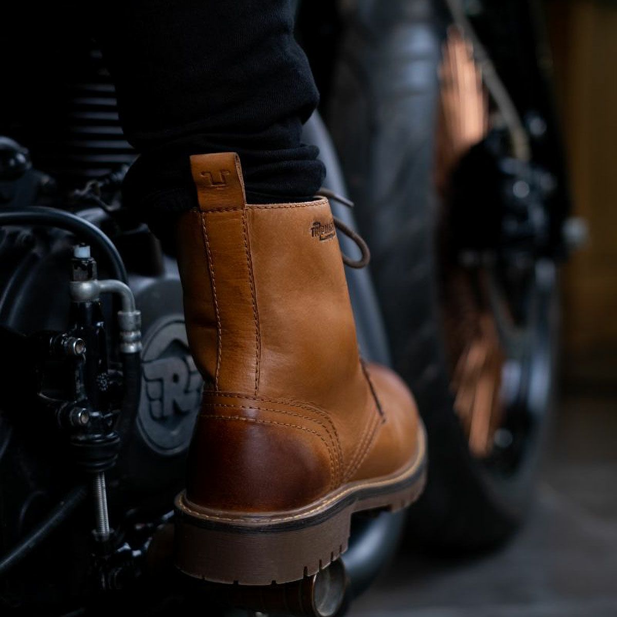 Trip Machine｜ブーツ ダービー｜ブーツタイプ｜ヴィンテージタン｜モデル着用