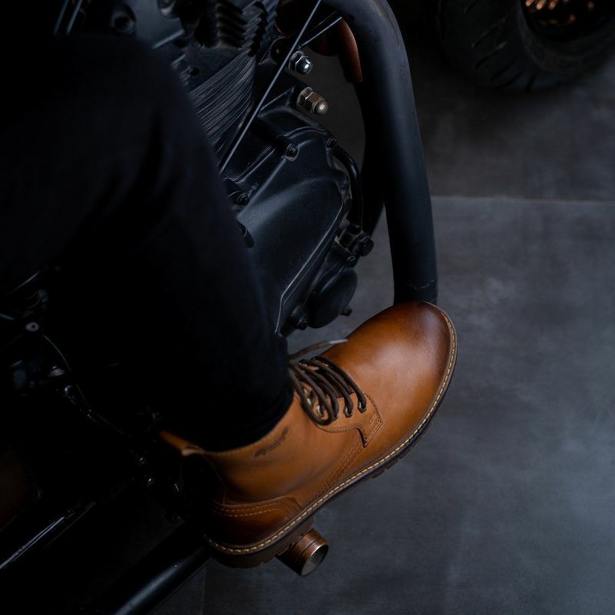 Trip Machine｜ブーツ ダービー｜ブーツタイプ｜ヴィンテージタン｜モデル着用