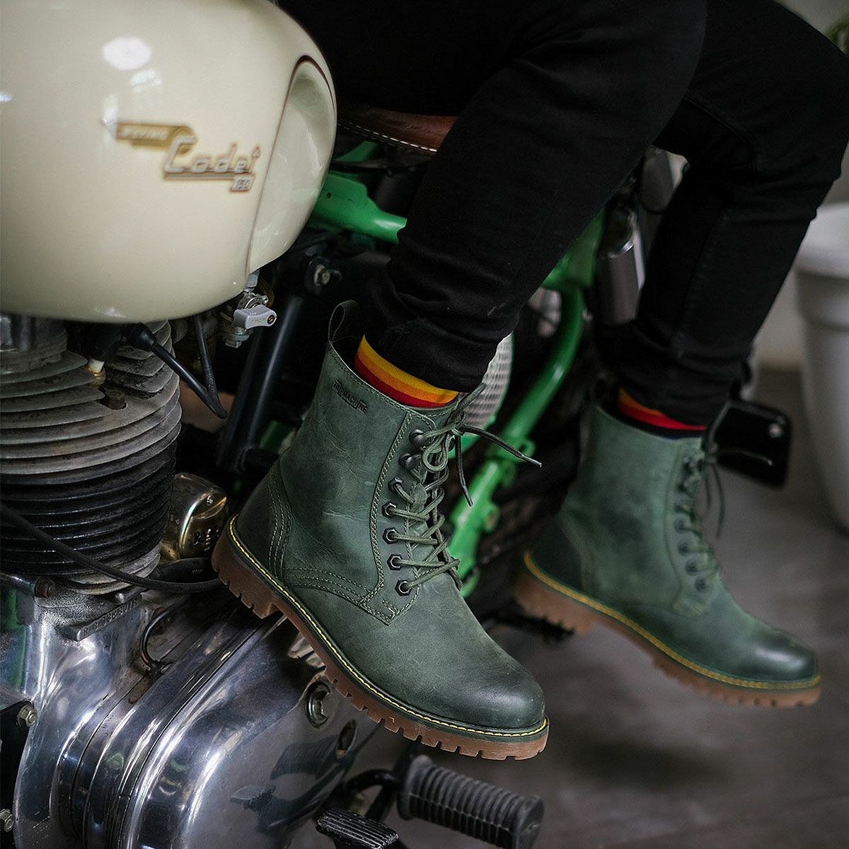 Trip Machine｜ブーツ ダービー｜ブーツタイプ｜フォレストグリーン｜モデル着用