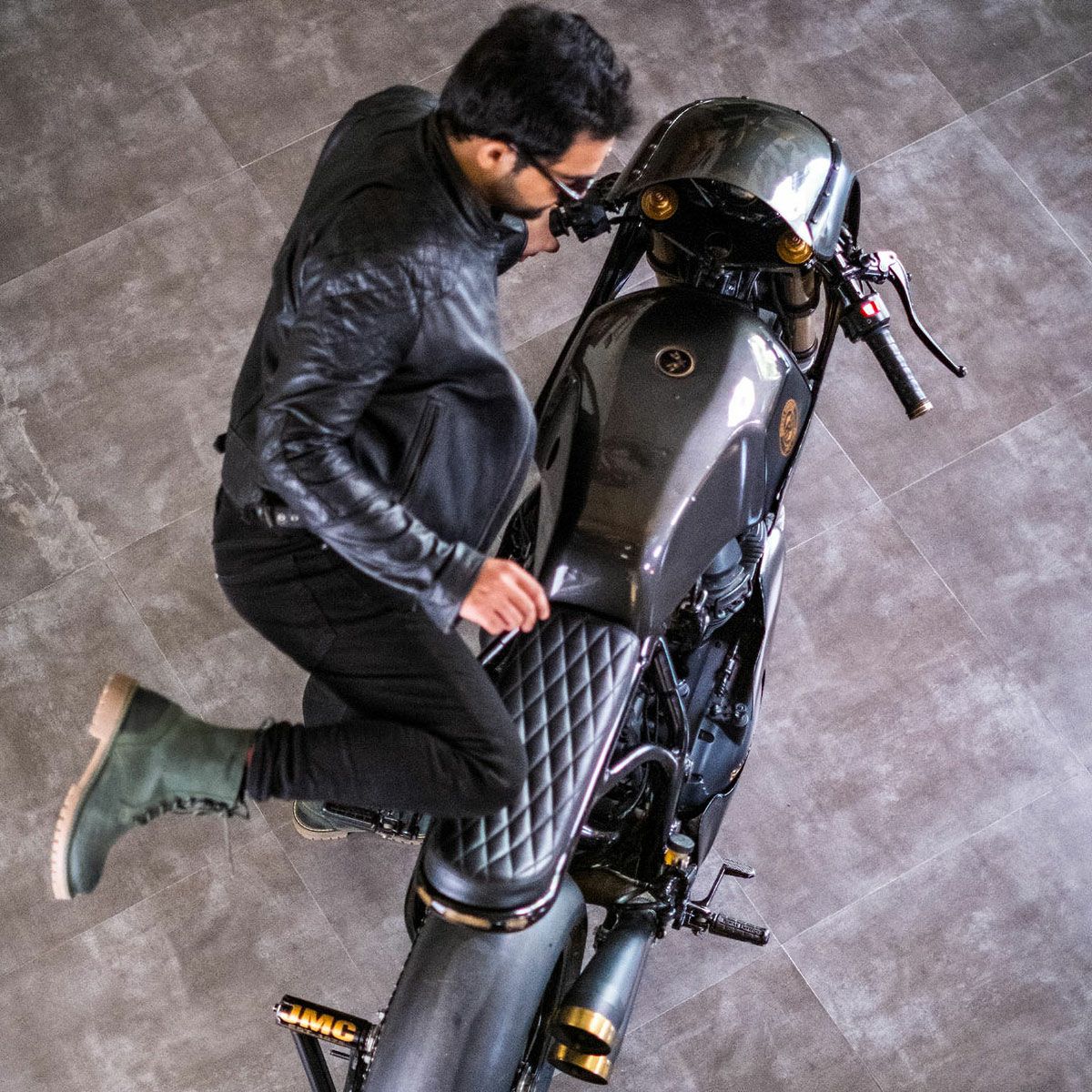 Trip Machine｜ブーツ ダービー｜ブーツタイプ｜フォレストグリーン｜モデル着用