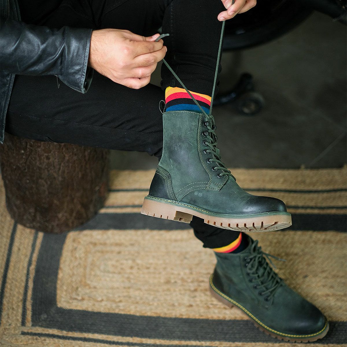 Trip Machine｜ブーツ ダービー｜ブーツタイプ｜フォレストグリーン｜モデル着用