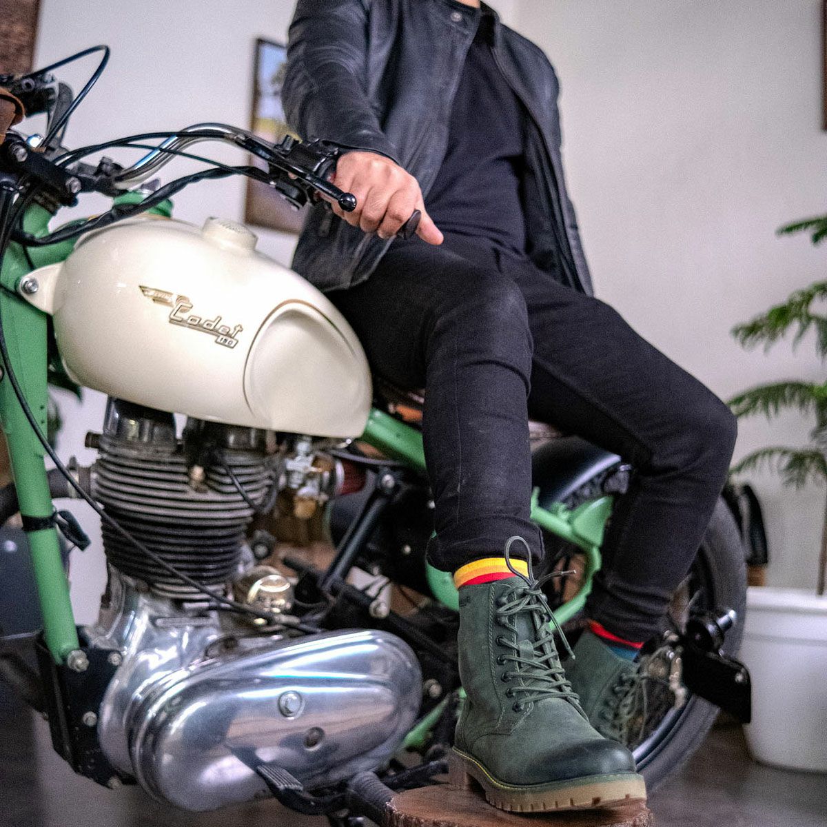 Trip Machine｜ブーツ ダービー｜ブーツタイプ｜フォレストグリーン｜モデル着用