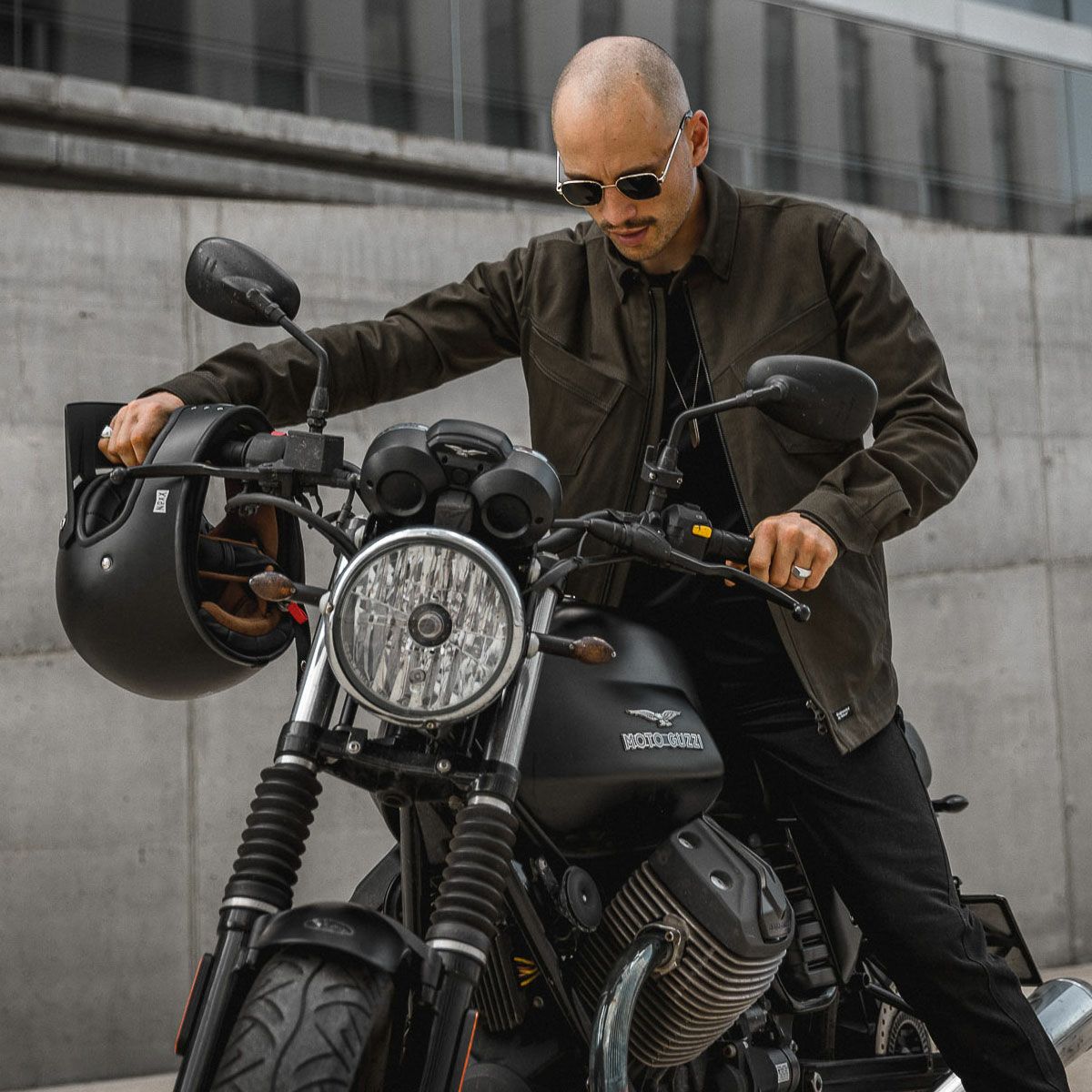 PANDO MOTO｜カポ コア 02｜ファブリック｜カーキ｜モデル着用