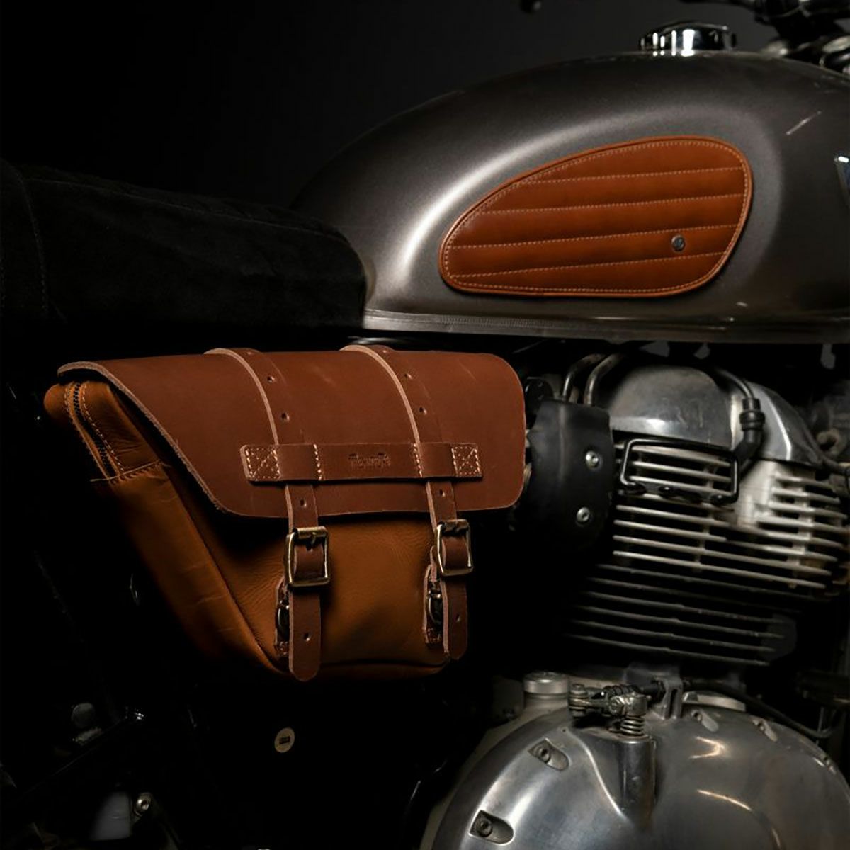 Trip Machine｜ウィングマン サイド パネル｜サイドバッグ｜ヴィンテージタン｜使用イメージ