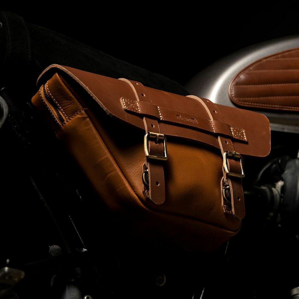 Trip Machine｜ウィングマン サイド パネル｜サイドバッグ｜ヴィンテージタン｜使用イメージ