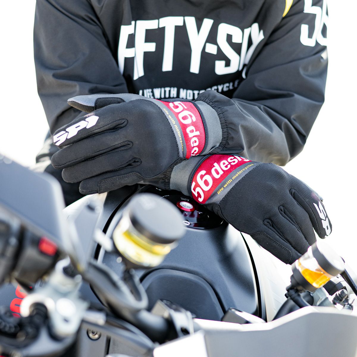 56design｜スラッシュ グローブ｜3シーズン｜レッド｜モデル着用