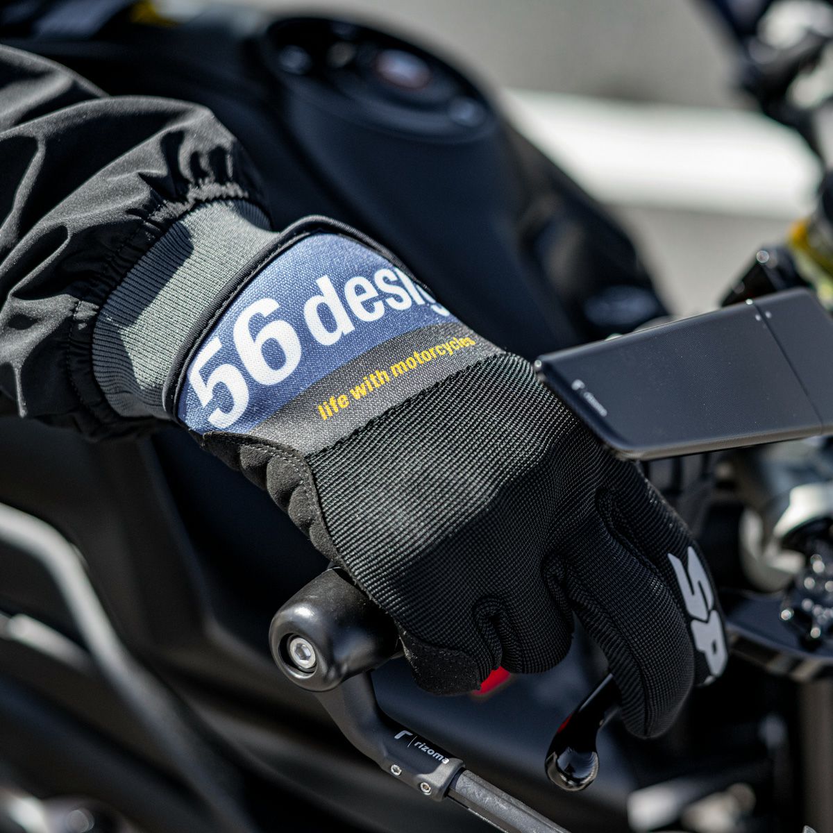 56design｜スラッシュ グローブ｜3シーズン｜ブルー｜モデル着用