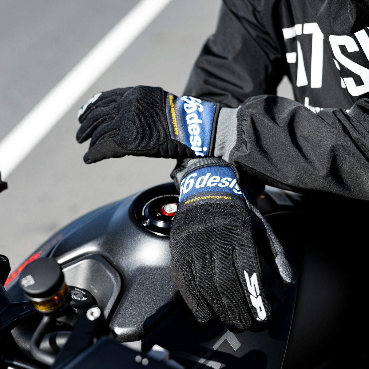 56design｜スラッシュ グローブ｜3シーズン｜ブルー｜モデル着用