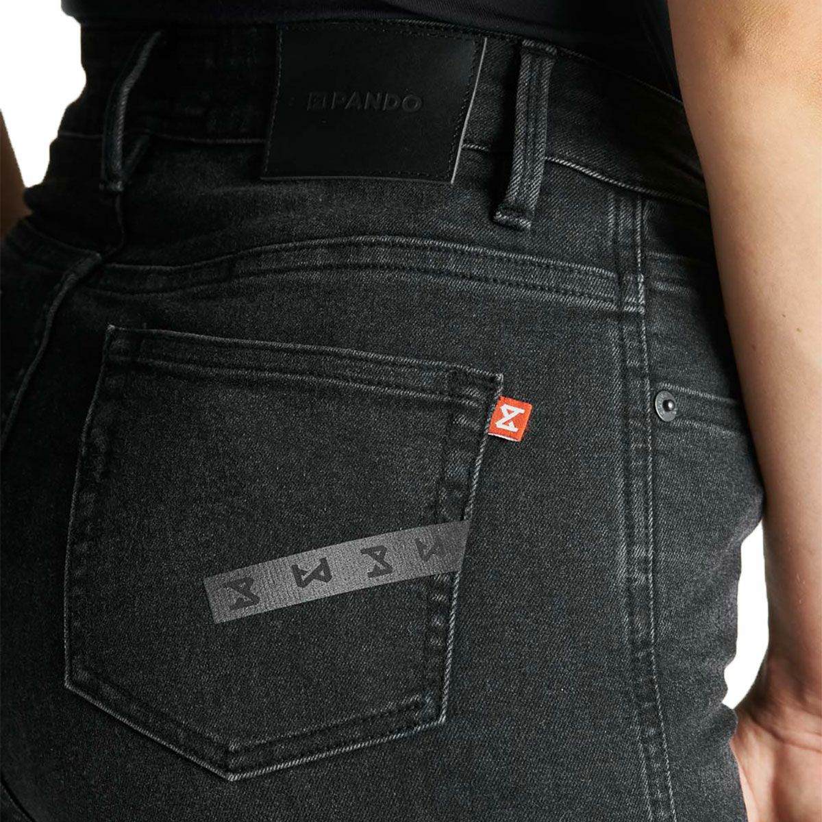 PANDO MOTO｜クサリ コア 01｜デニム｜ブラック｜モデル着用