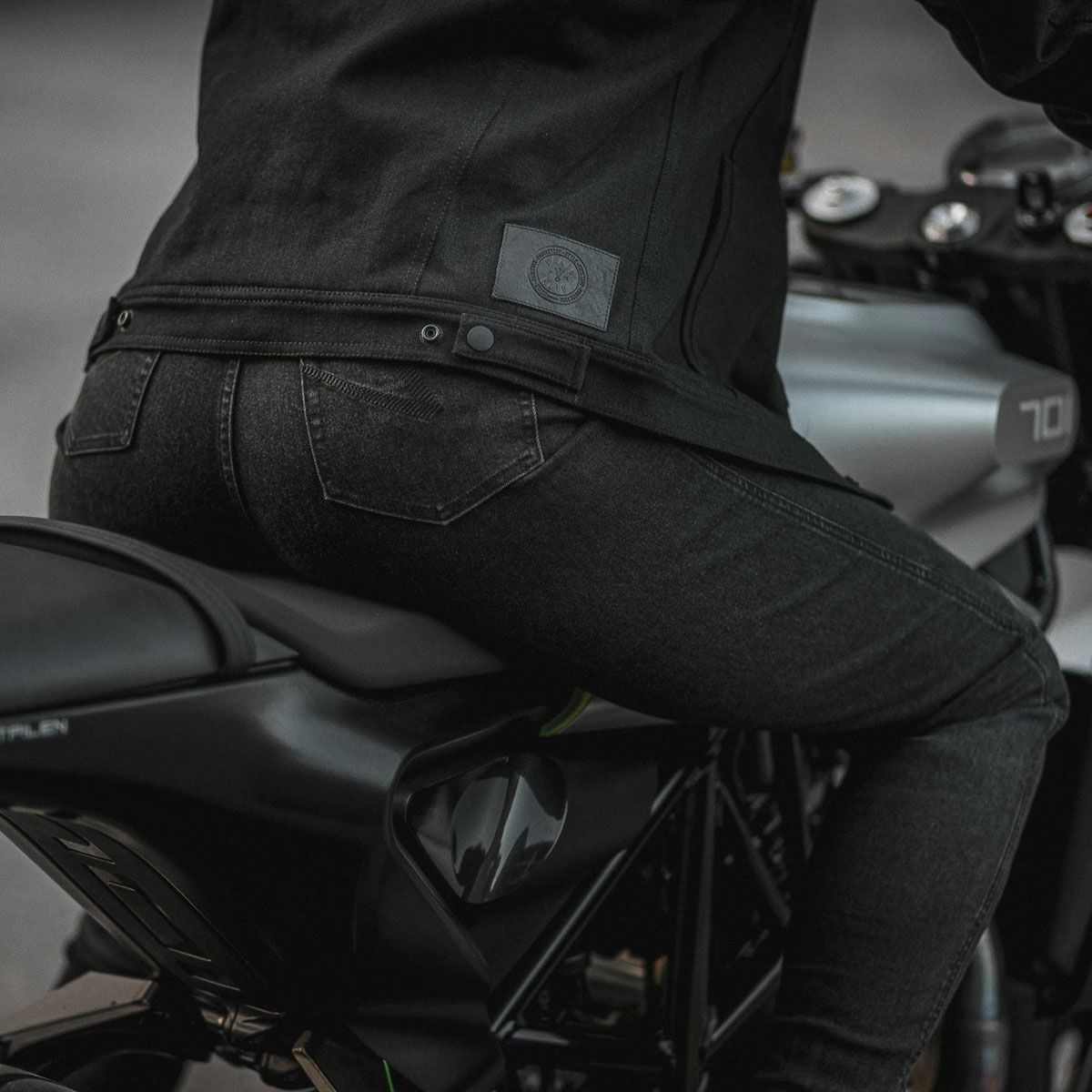 PANDO MOTO｜クサリ コア 01｜デニム｜ブラック｜モデル着用