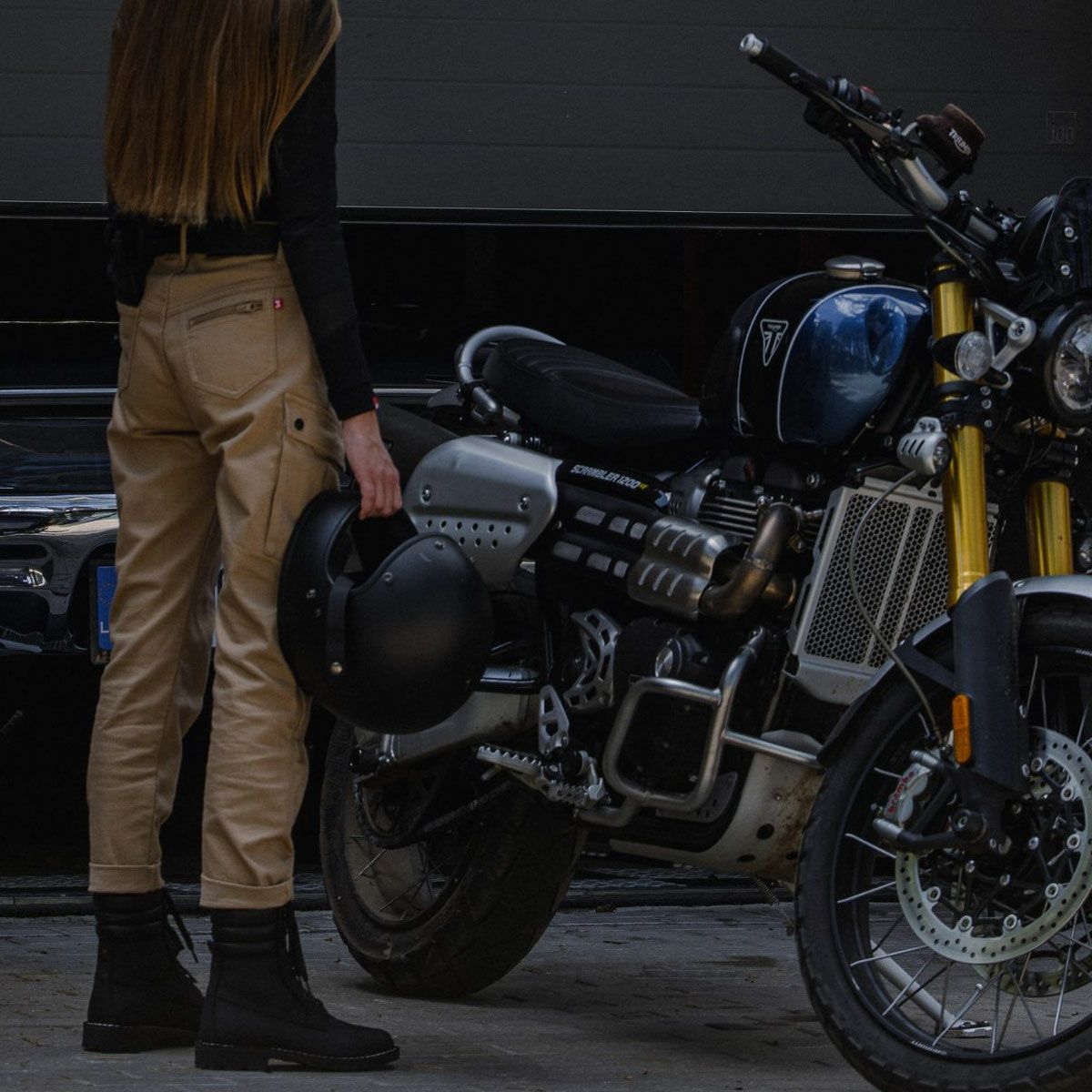 PANDO MOTO｜ミラ カーゴ ベージュ｜チノ・カーゴ｜サンド｜モデル着用