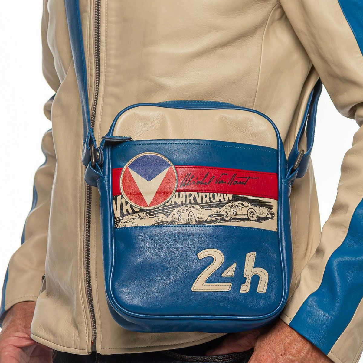 CLASSIC LEGEND MOTORS｜ミシェル・ヴァイヨン BOB レザー サコッシュ バッグ｜ショルダーバッグ｜ブルー｜モデル着用