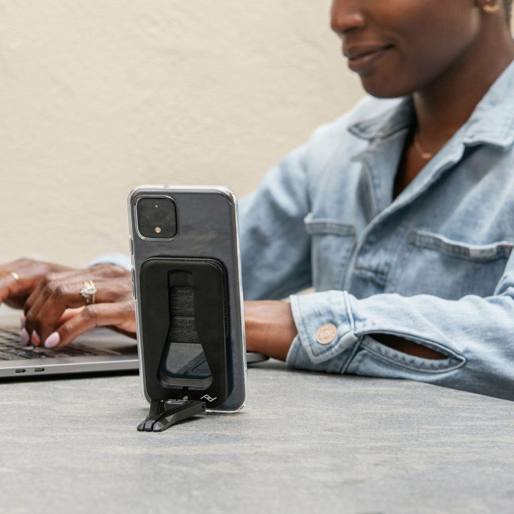 Peak Design｜ユニバーサルアダプター｜その他雑貨｜チャコール｜使用イメージ