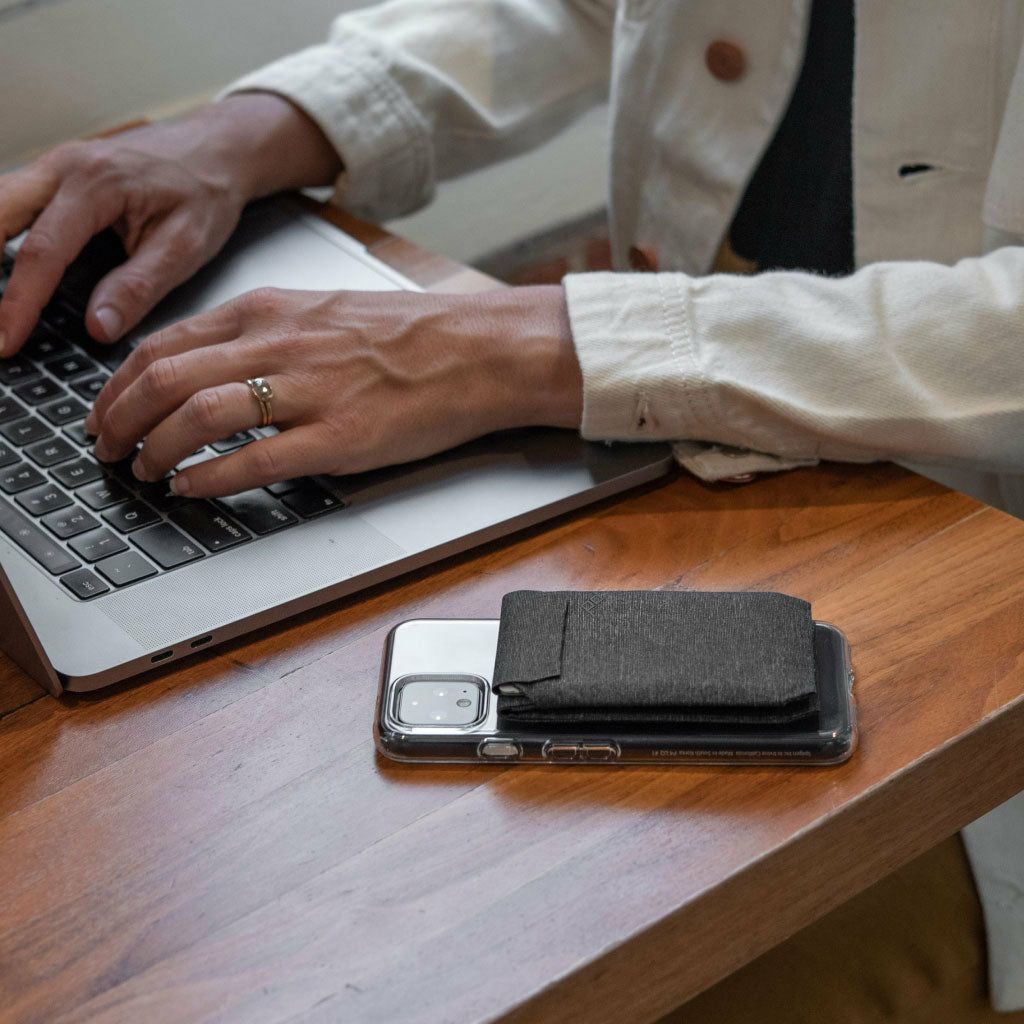 Peak Design｜ユニバーサルアダプター｜その他雑貨｜チャコール｜使用イメージ