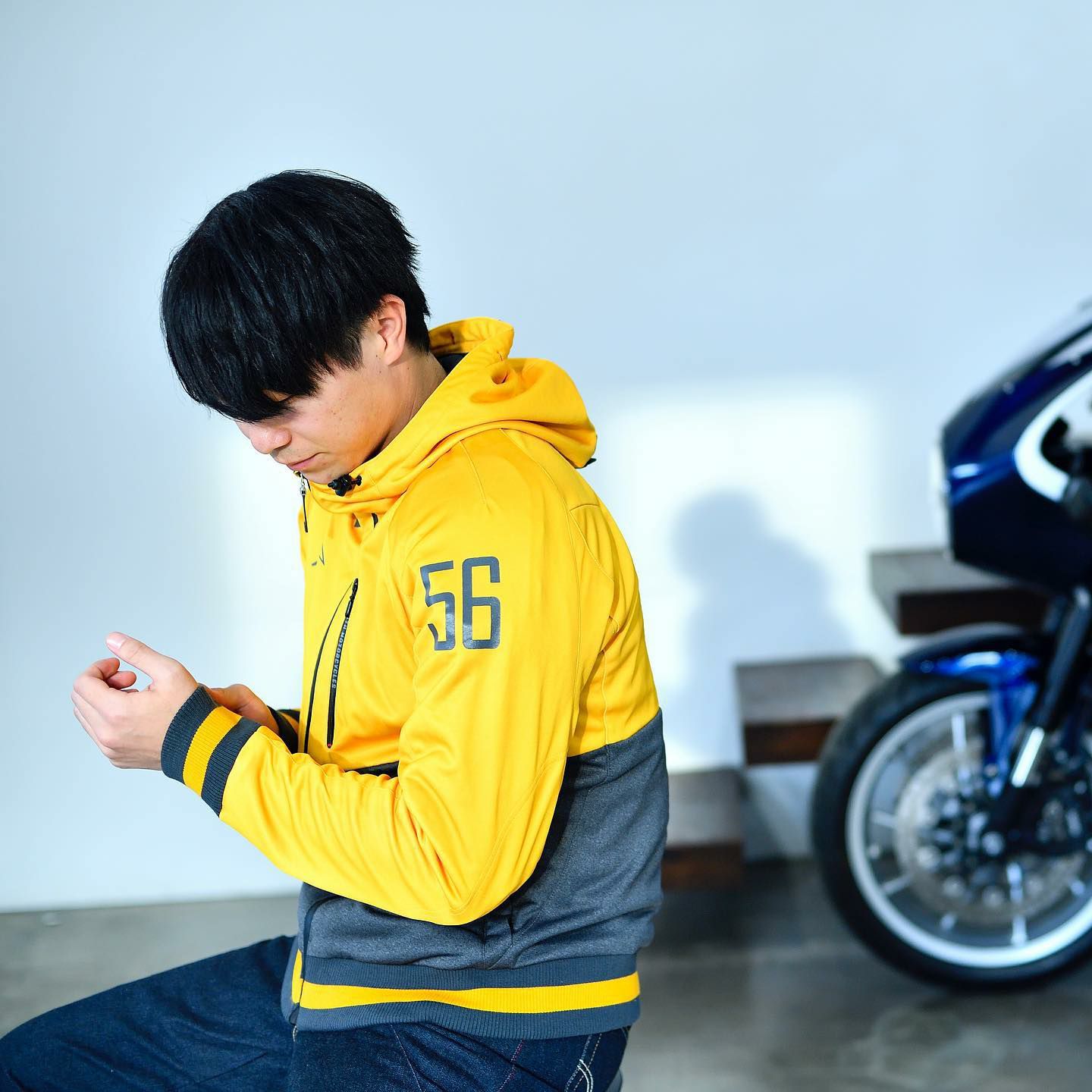 56design｜カプチーノ KF3｜ファブリック｜マスタード｜モデル着用