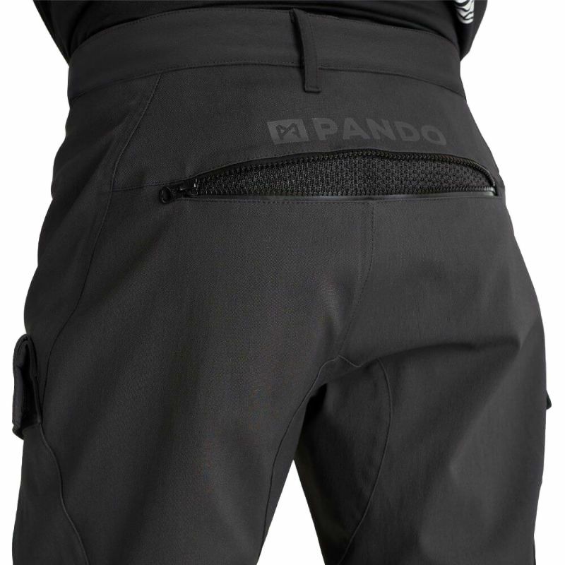 PANDO MOTO｜トライトン WP スリム ｜その他パンツ｜ブラック｜モデル着用