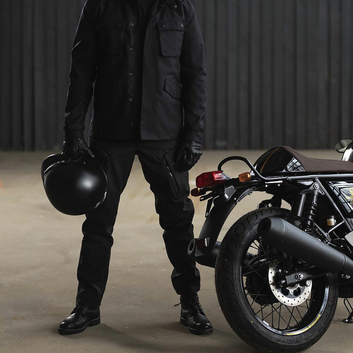 PANDO MOTO｜トライトン WP スリム ｜その他パンツ｜ブラック｜モデル着用