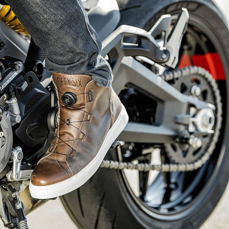56design｜フィフティシックス レザー ライディング シューズ｜スニーカータイプ｜アッシュグレー｜モデル着用