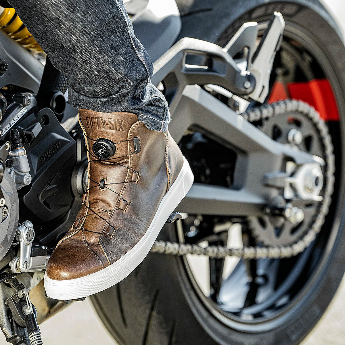 56design｜フィフティシックス レザー ライディング シューズ｜スニーカータイプ｜アッシュグレー｜モデル着用