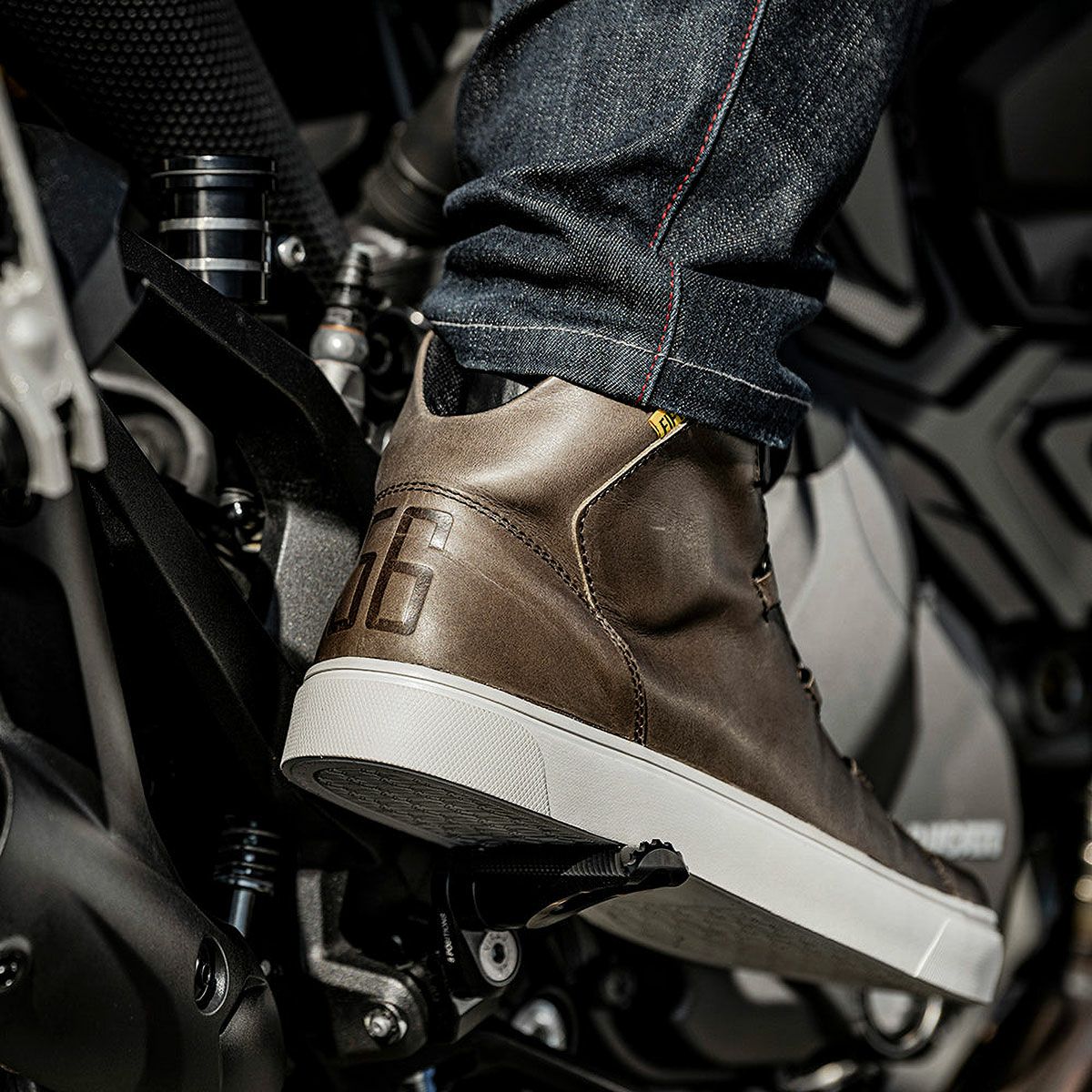 56design｜フィフティシックス レザー ライディング シューズ｜スニーカータイプ｜アッシュグレー｜モデル着用