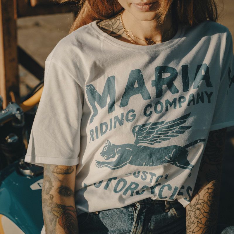 Maria Riding Company｜フライング パンサー ウーマン Tシャツ｜ホワイト｜モデル着用
