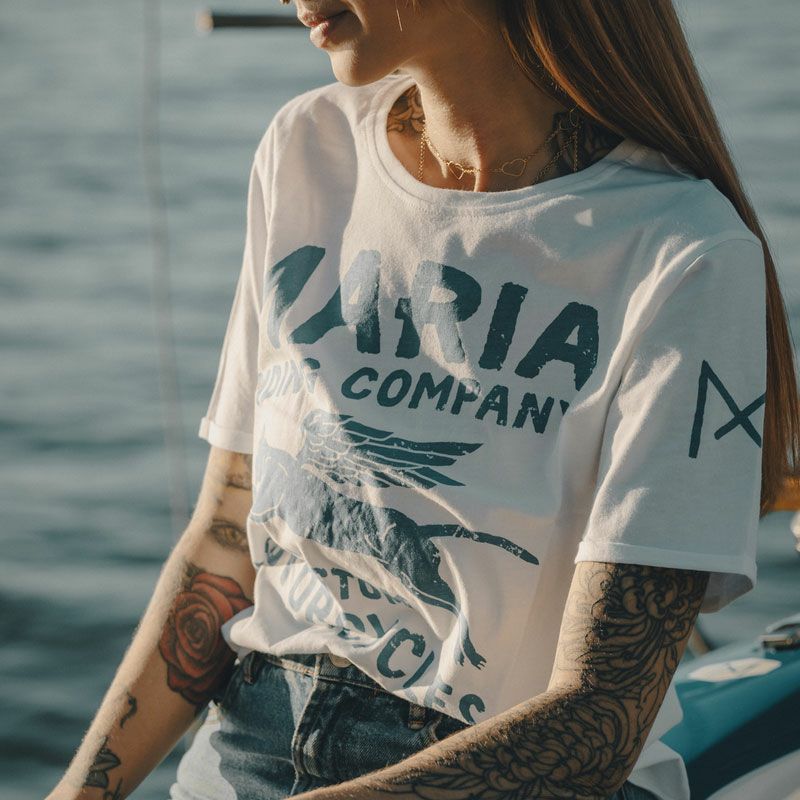 Maria Riding Company｜フライング パンサー ウーマン Tシャツ｜ホワイト｜モデル着用