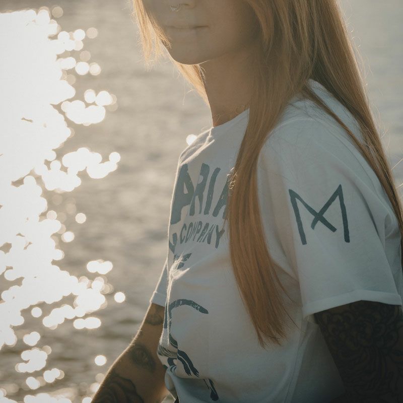 Maria Riding Company｜フライング パンサー ウーマン Tシャツ｜ホワイト｜モデル着用