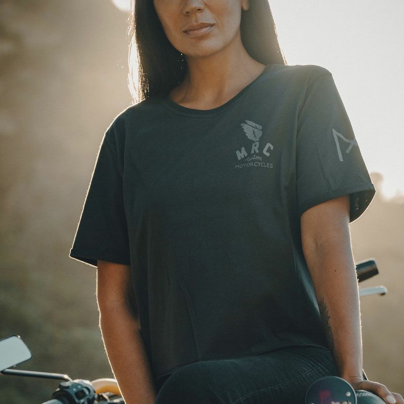 Maria Riding Company｜36 ウィング ウーマン Tシャツ｜ダークグレー｜モデル着用