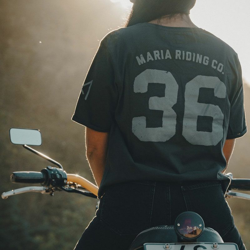 Maria Riding Company｜36 ウィング ウーマン Tシャツ｜ダークグレー｜モデル着用