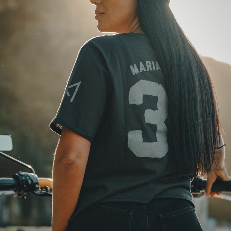 Maria Riding Company｜36 ウィング ウーマン Tシャツ｜ダークグレー｜モデル着用