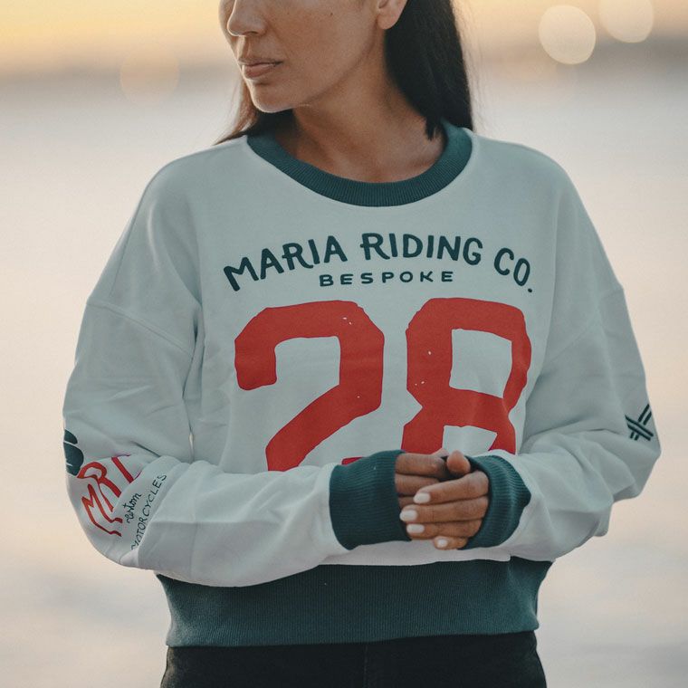 Maria Riding Company｜ブラーヴァ ウーマン スウェットシャツ｜ホワイト｜モデル着用