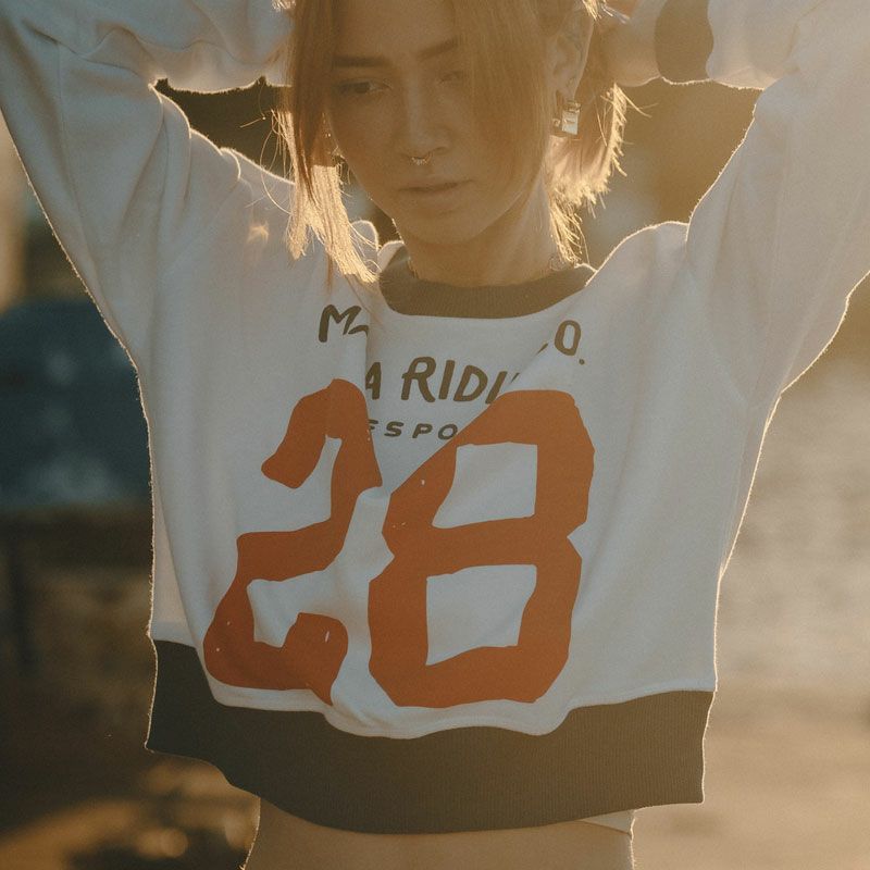 Maria Riding Company｜ブラーヴァ ウーマン スウェットシャツ｜ホワイト｜モデル着用